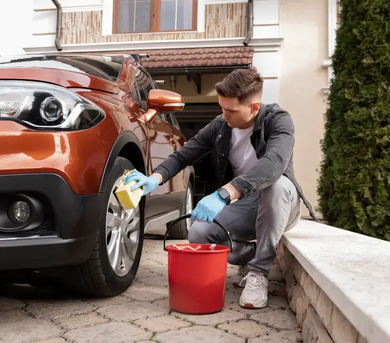 Lavage auto à domicile Tour-en-Bessin : professionnel intervenant sur un véhicule